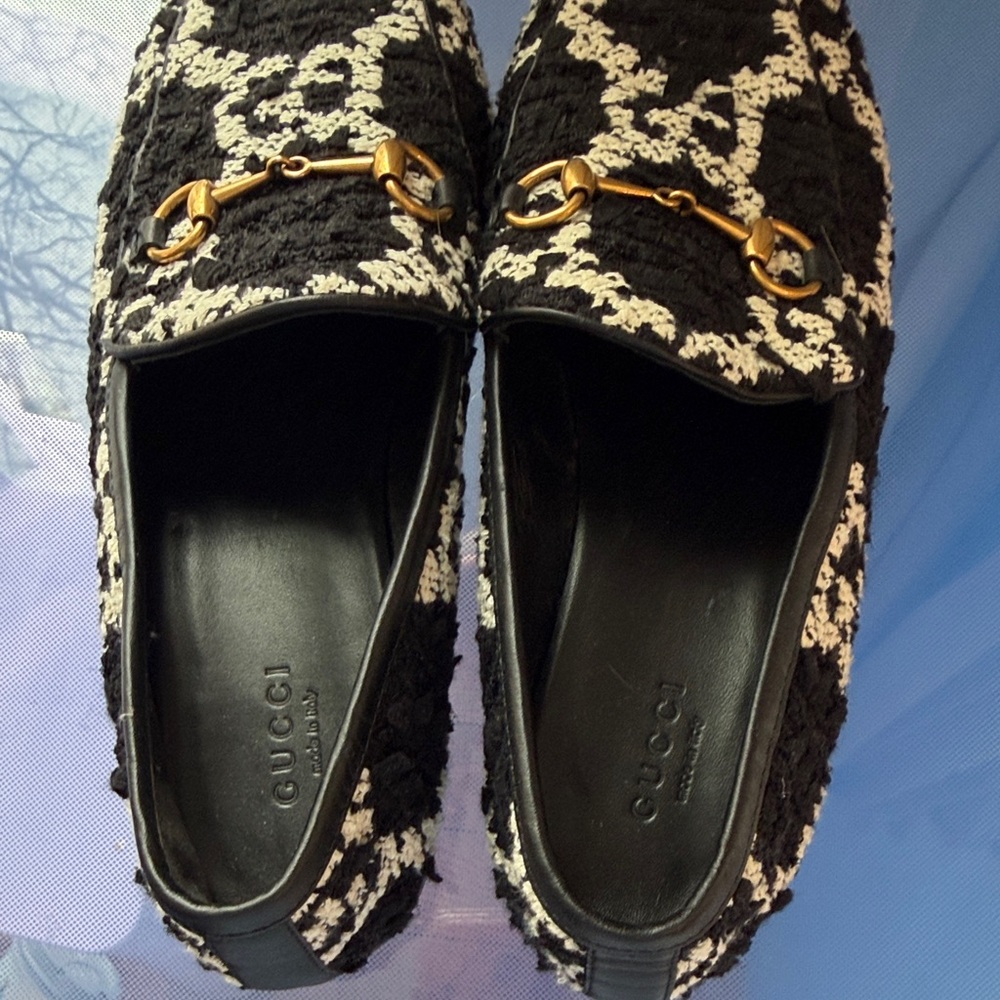 Gucci Black and White Textured Loafers - Picture 5 of 5